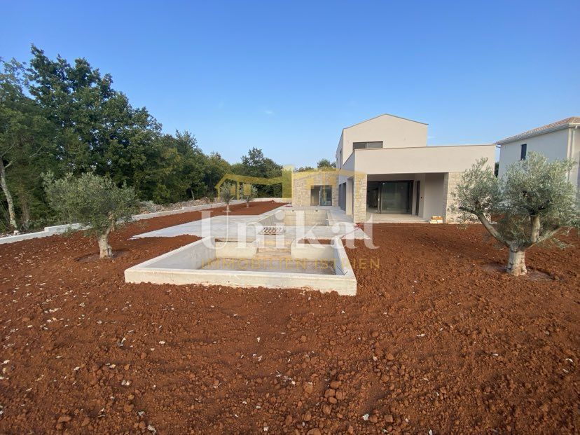 Hiša z veliko strešno teraso in bazenom